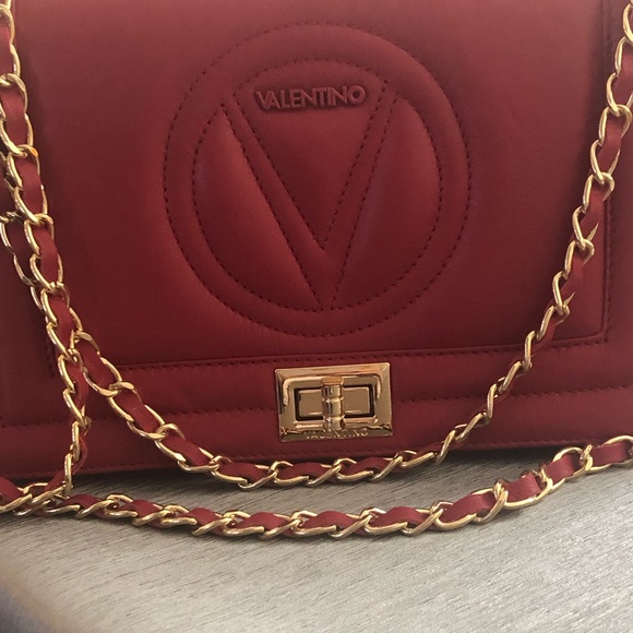 Bag
Gorgeous, classy Valentino bag - Picture 3 of 7